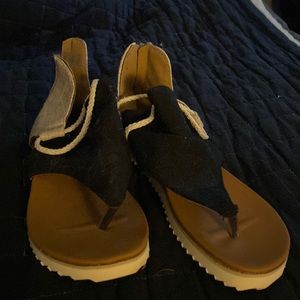 Really cute never worn sandals